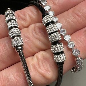 Elegant Silver and Black Women's Bracelet fifth Ave collection